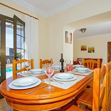 Puerto Del Carmen Sleeps 10 Pool Air Con Wifi Вилла Пуэрто дель Кармен